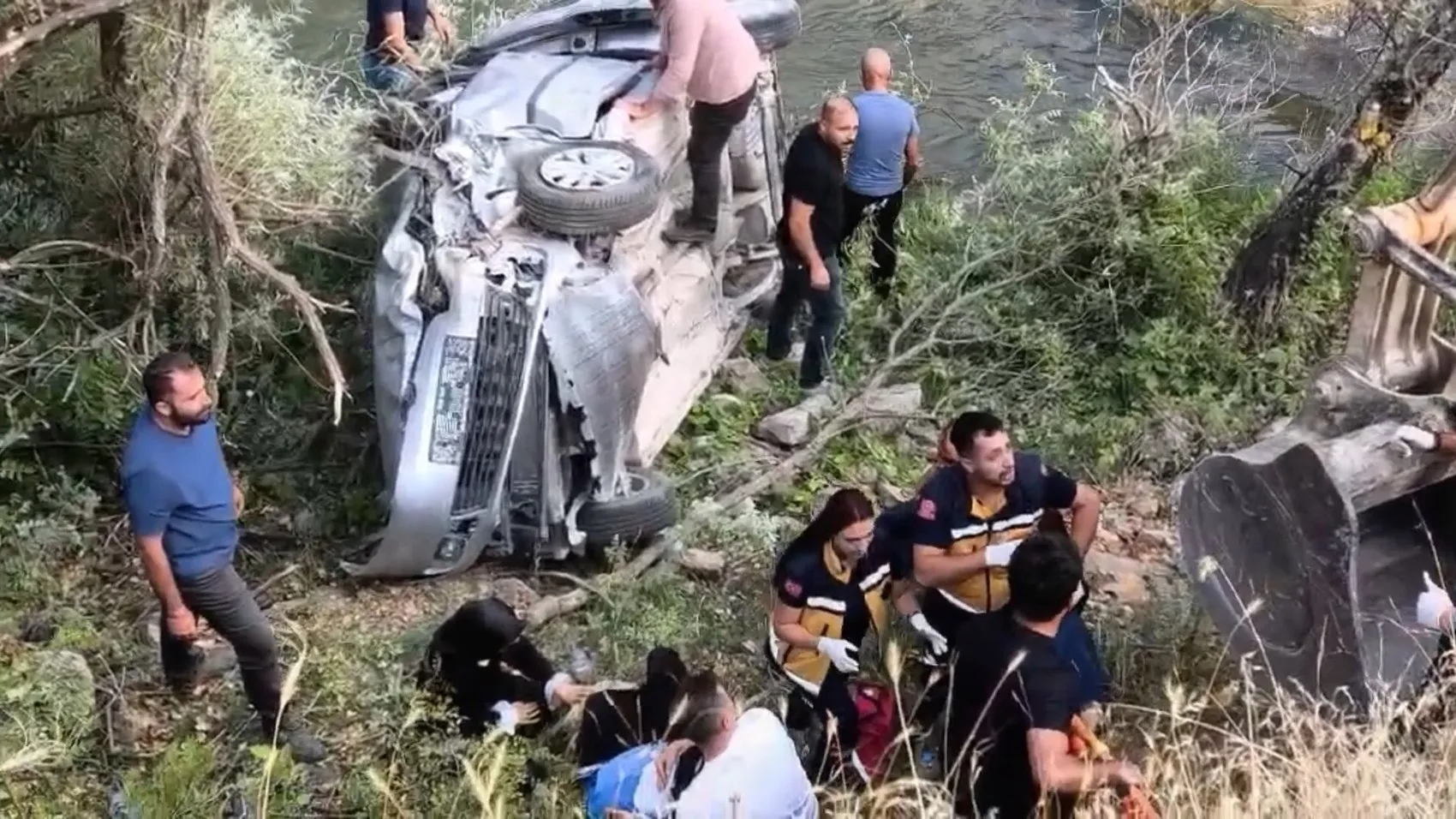 Pülümür Çayı kenarında can pazarı: Yaralılara ulaşmak için kepçe kullanıldı