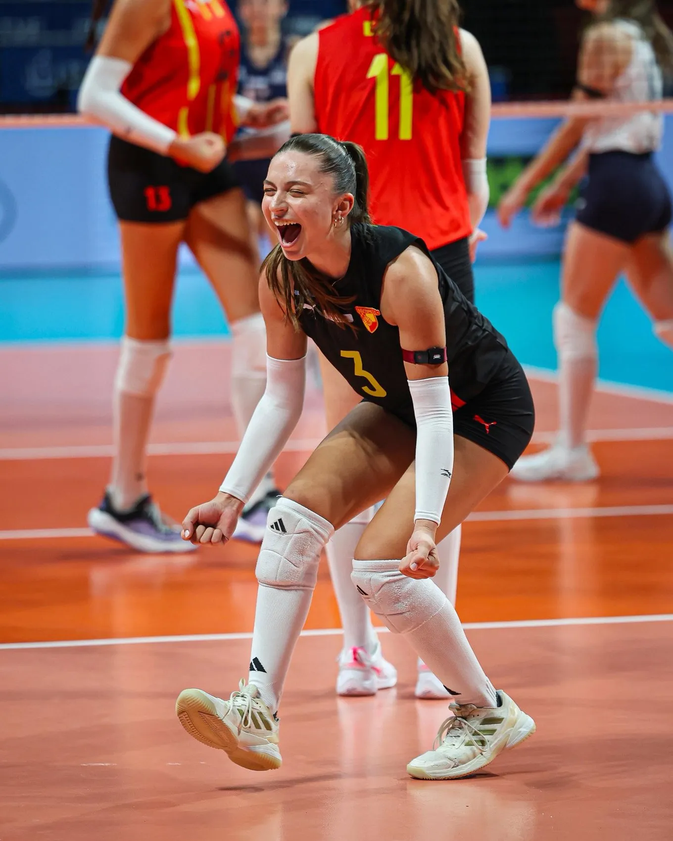 Voleybol arenasında Ege fırtınası: Bir takım sevindi, ikisi veda etti