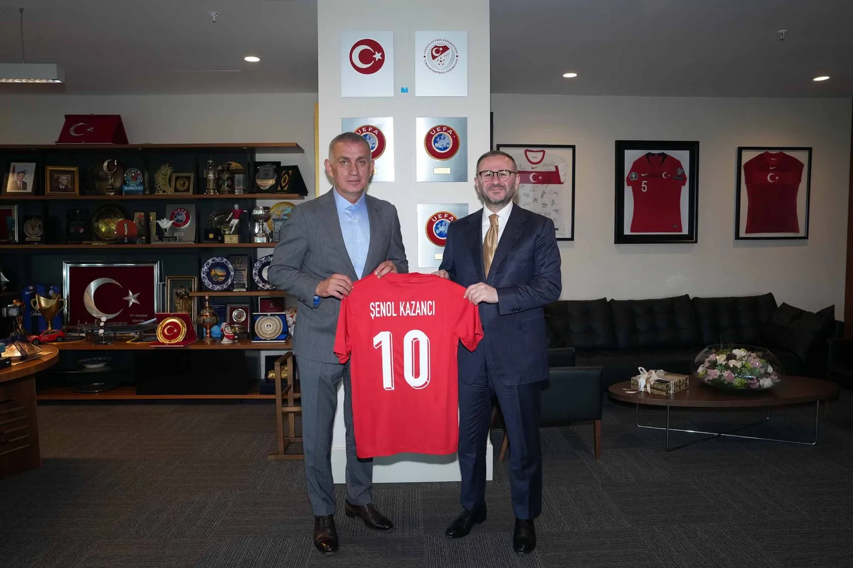 Riva'da Kritik Zirve: Yayın İhalesi Masaya Yatırıldı