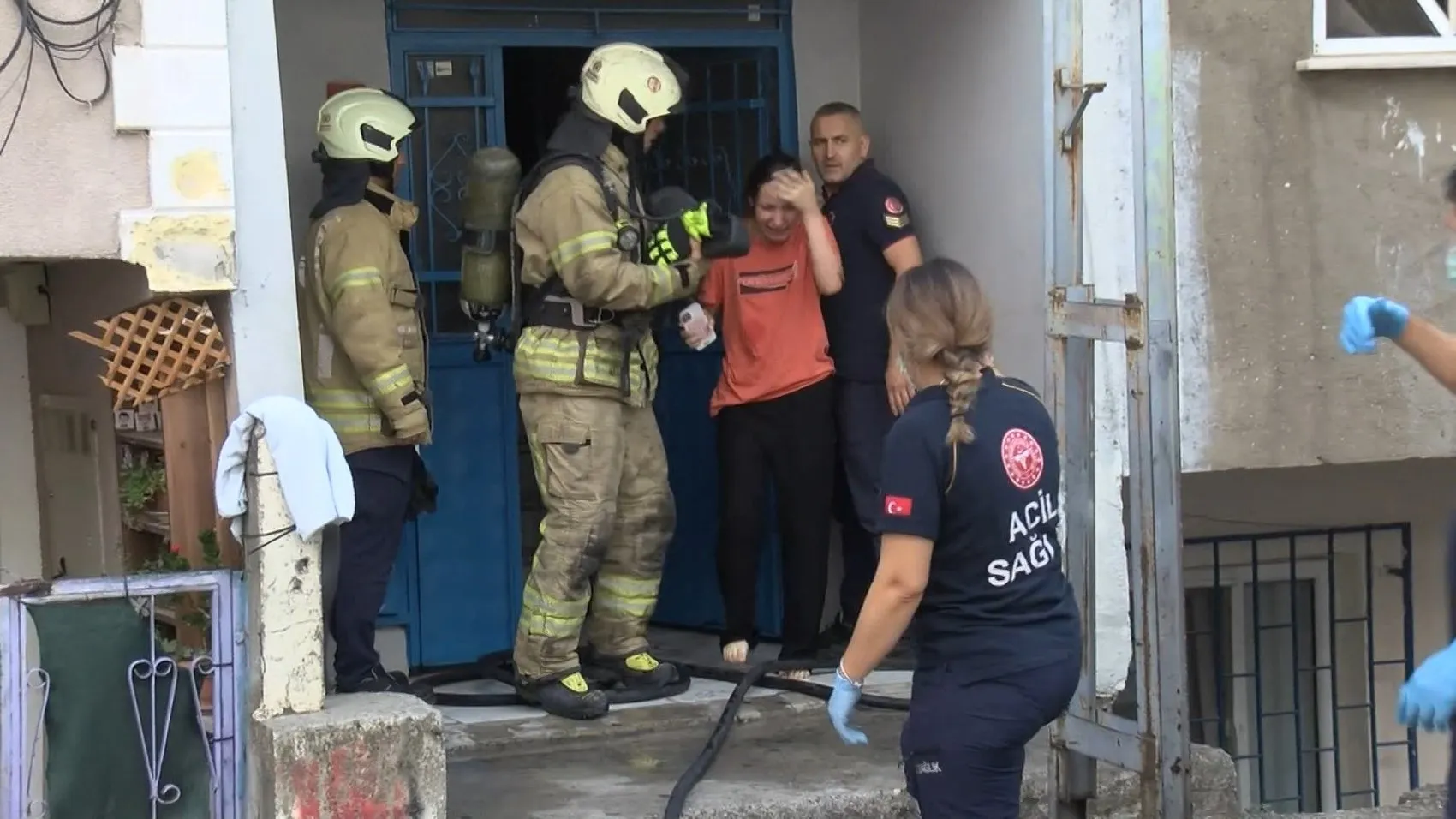 Kartal'da korku dolu anlar: Alevlerin arasında kalan iki kişi son anda kurtarıldı