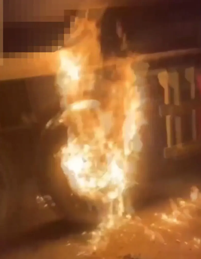 Arnavutköy'de korku dolu anlar: Haraç vermeyince aracı ateşe verdiler