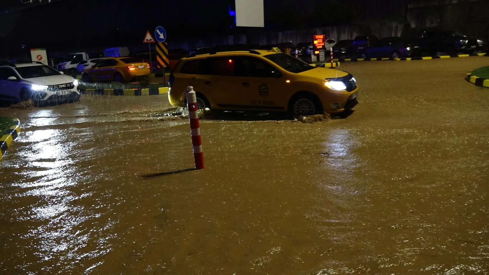 Trabzon'da Gökyüzü Karardı, Şehir Sular Altında Kaldı: Ulaşım Felç Oldu