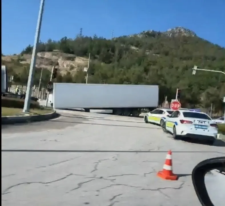 Amasya trafiğinde korku dolu anlar: Seyir halindeki TIR'ın dorsesi aniden ayrıldı