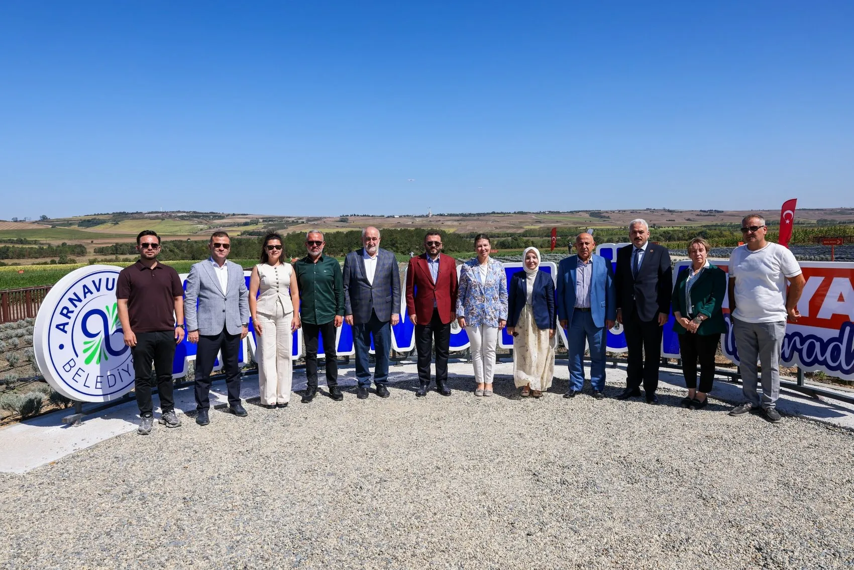 Şehrin gürültüsünden kaçıp toprağa dokunmak isteyenlere: Arnavutköy'de dalından hasat dönemi başladı