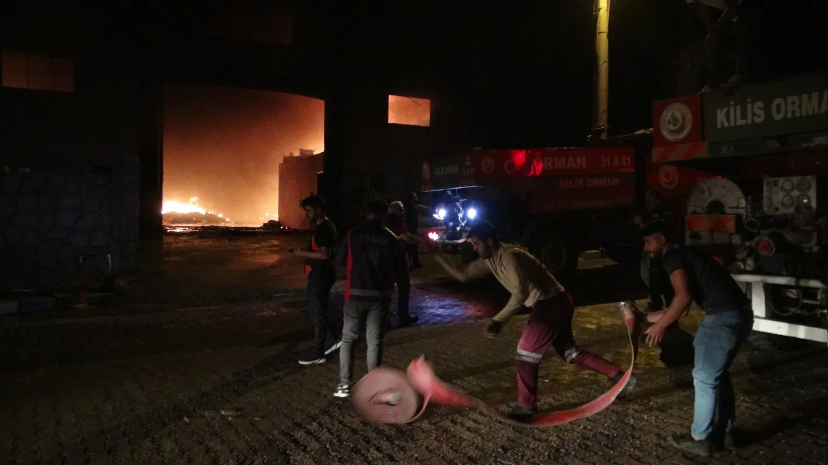 Kilis OSB'de korku dolu anlar: Ambalaj fabrikasındaki yangın dev bir operasyonla söndürüldü