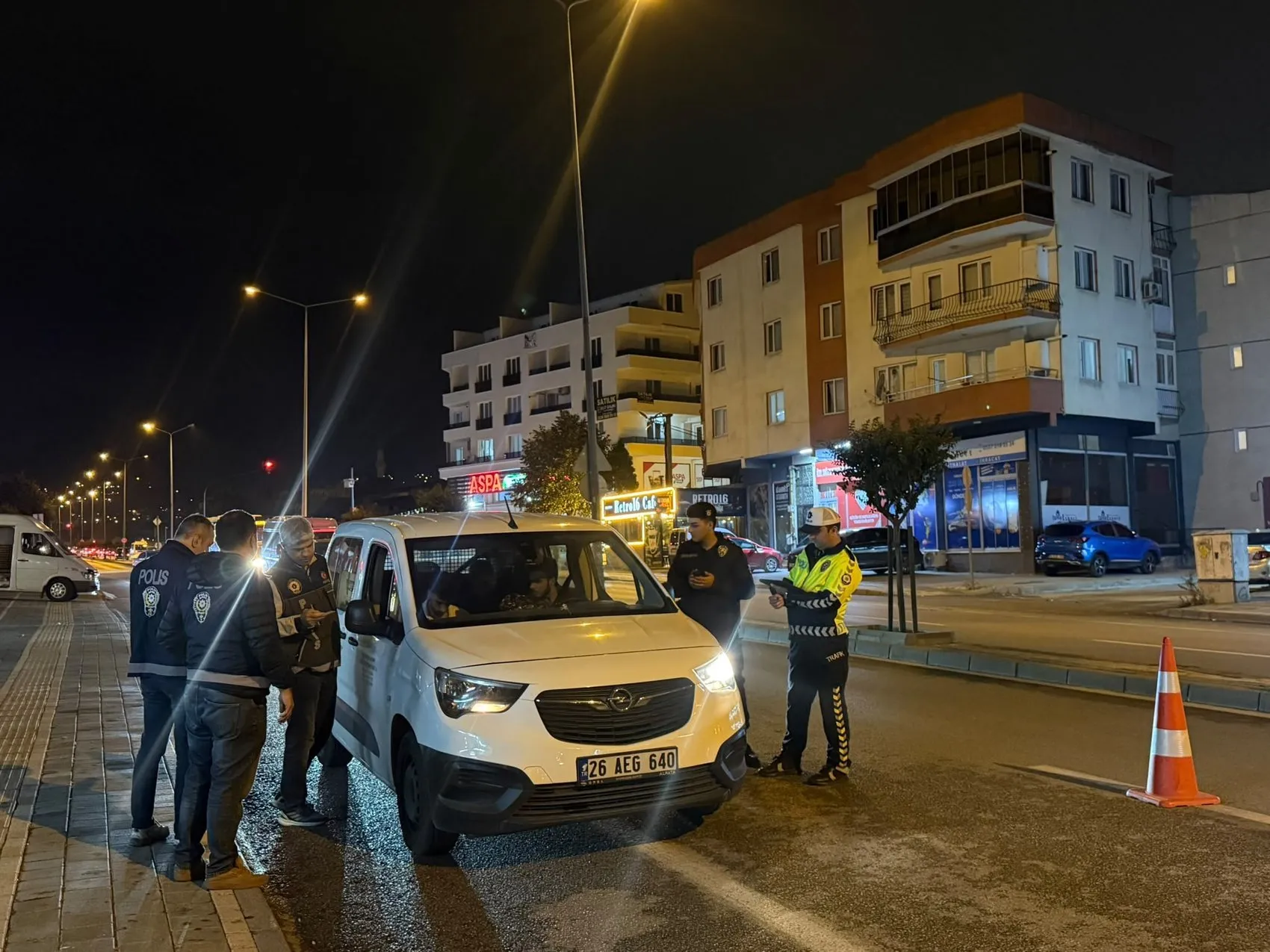 Bursa'da gece yarısı operasyonu: 1000 polis Gürsu'nun sokaklarını didik didik aradı