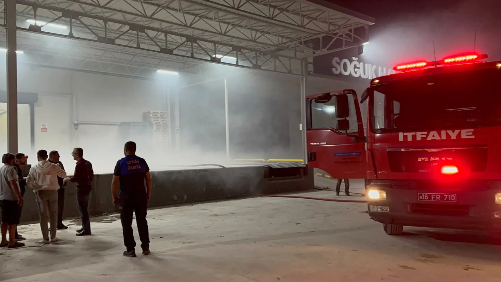 İznik'te gece yarısı paniği: Soğuk hava deposu alevlere teslim oldu