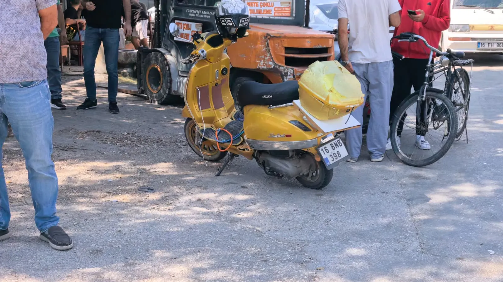 İnegöl'de zincirleme kaza: İki otomobilin arasına sıkışan motosikletli genç kız yaralandı