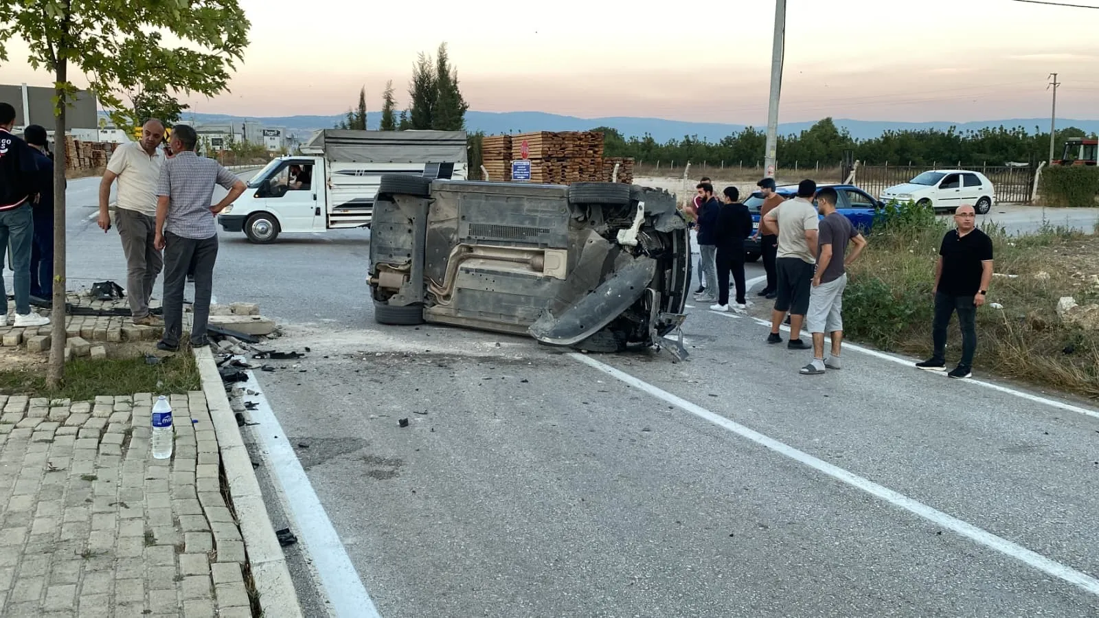 İnegöl'de saniyelerle yarışan sürücünün kaza anı kamerada