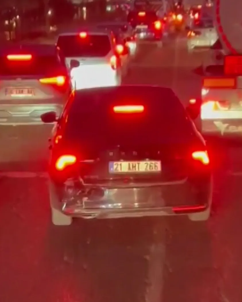 İtfaiyeye yol vermeyen çakarlı araç tartışma yarattı: O otomobil kime ait?