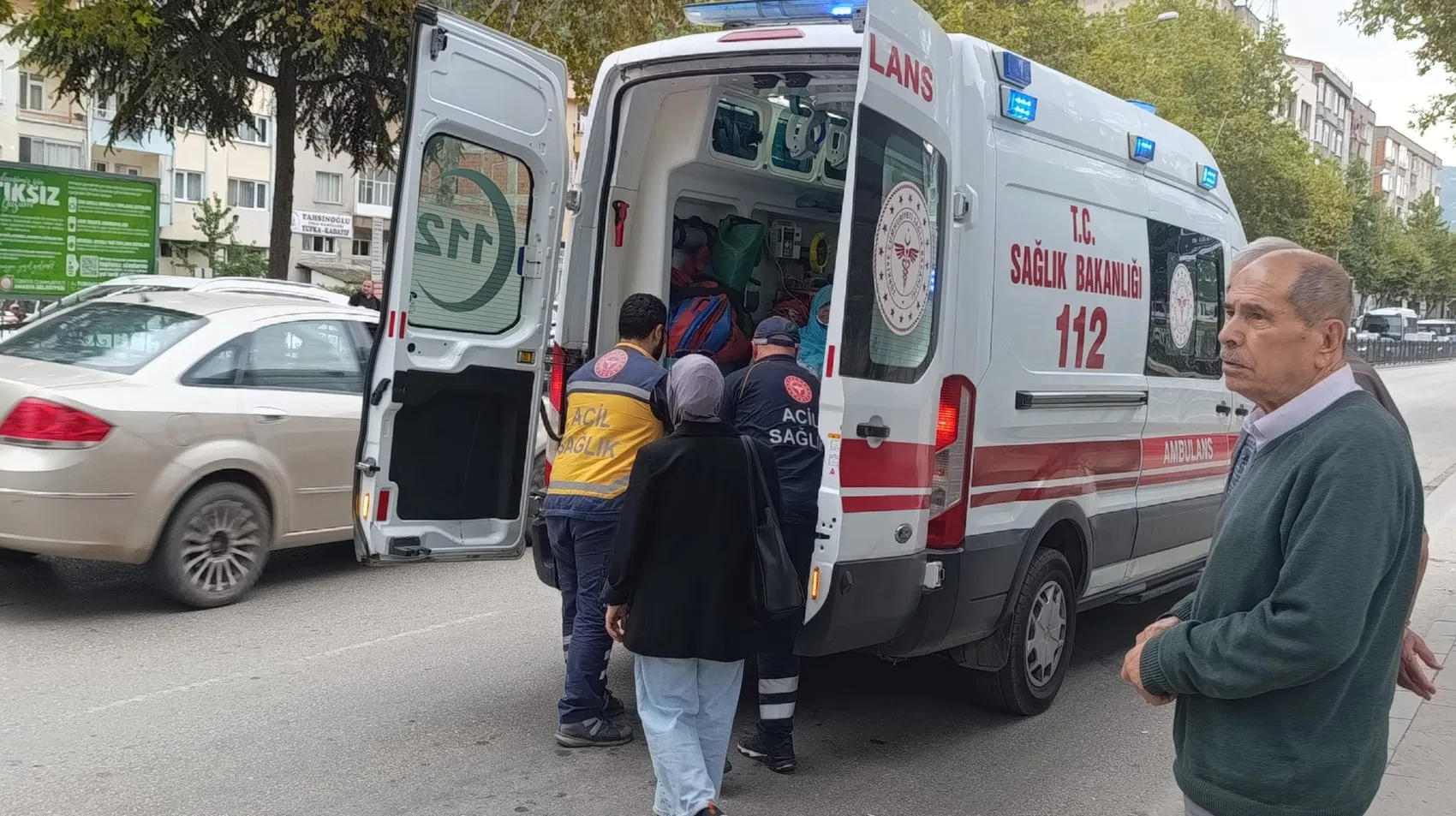 Yaya geçidinde duran kamyonete arkadan çarptı: O anlar saniye saniye kaydedildi