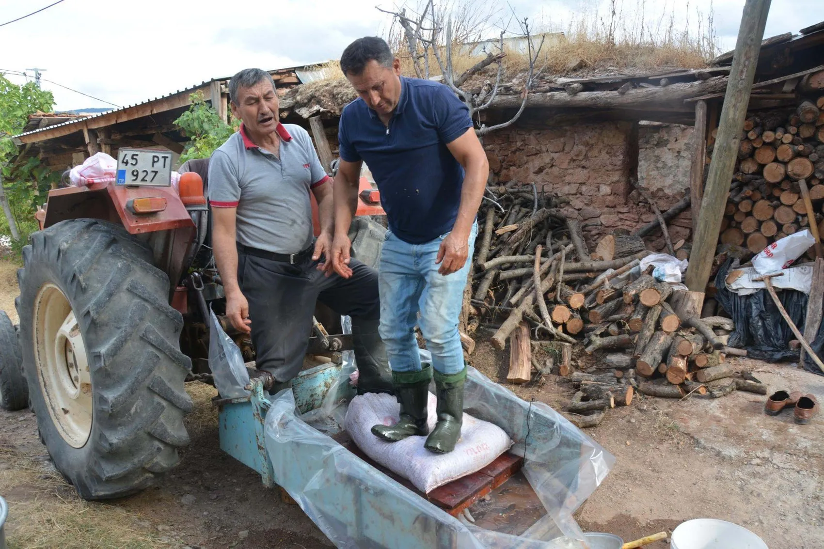 Manisa'da asırlık gelenek: Şekerin olmadığı yılların şifa kaynağı pekmez imeceyle üretiliyor