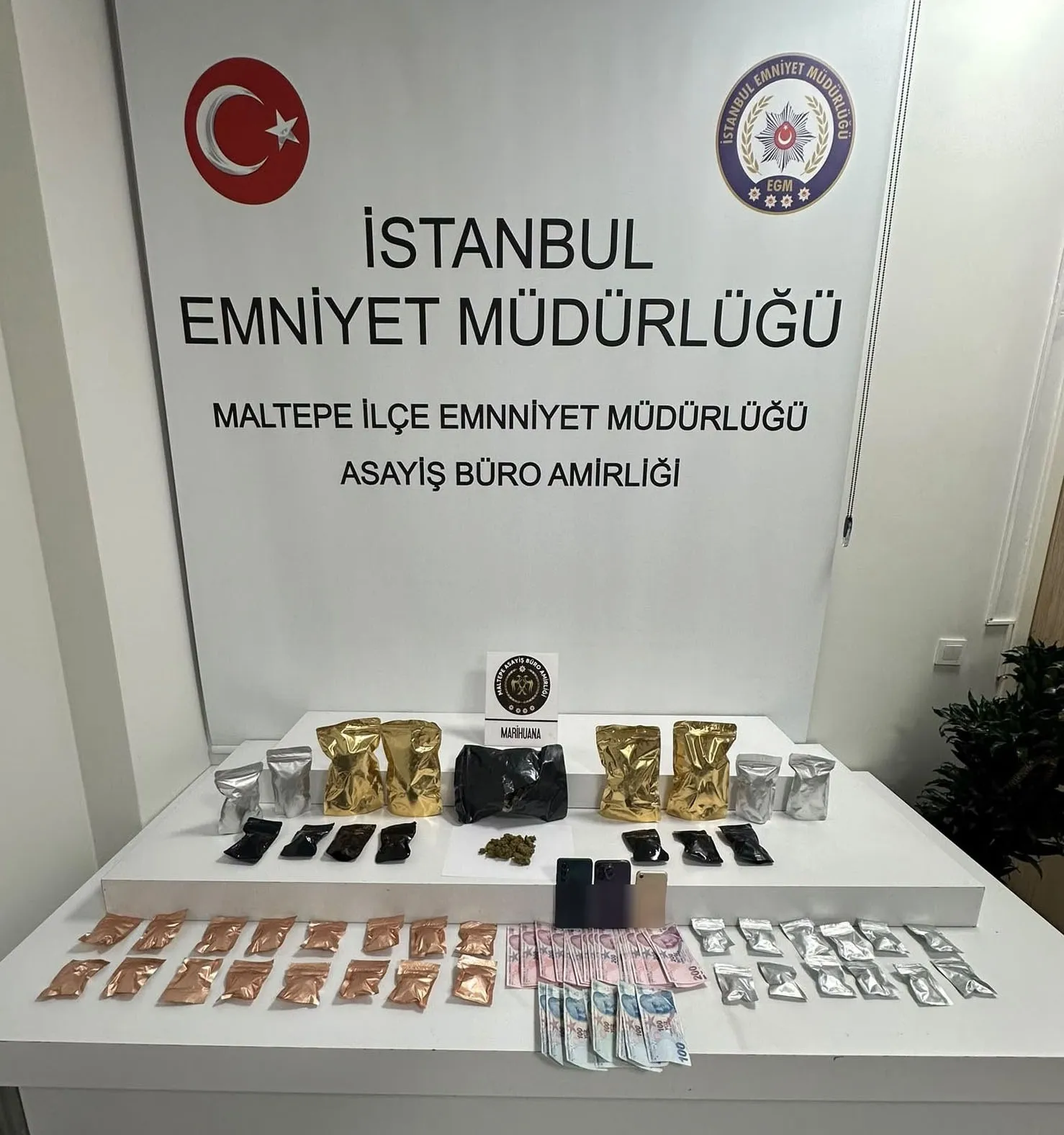 İstanbul'da uyuşturucu trafiğine 'zula' engeli: İki araçla kurdukları düzen bozuldu