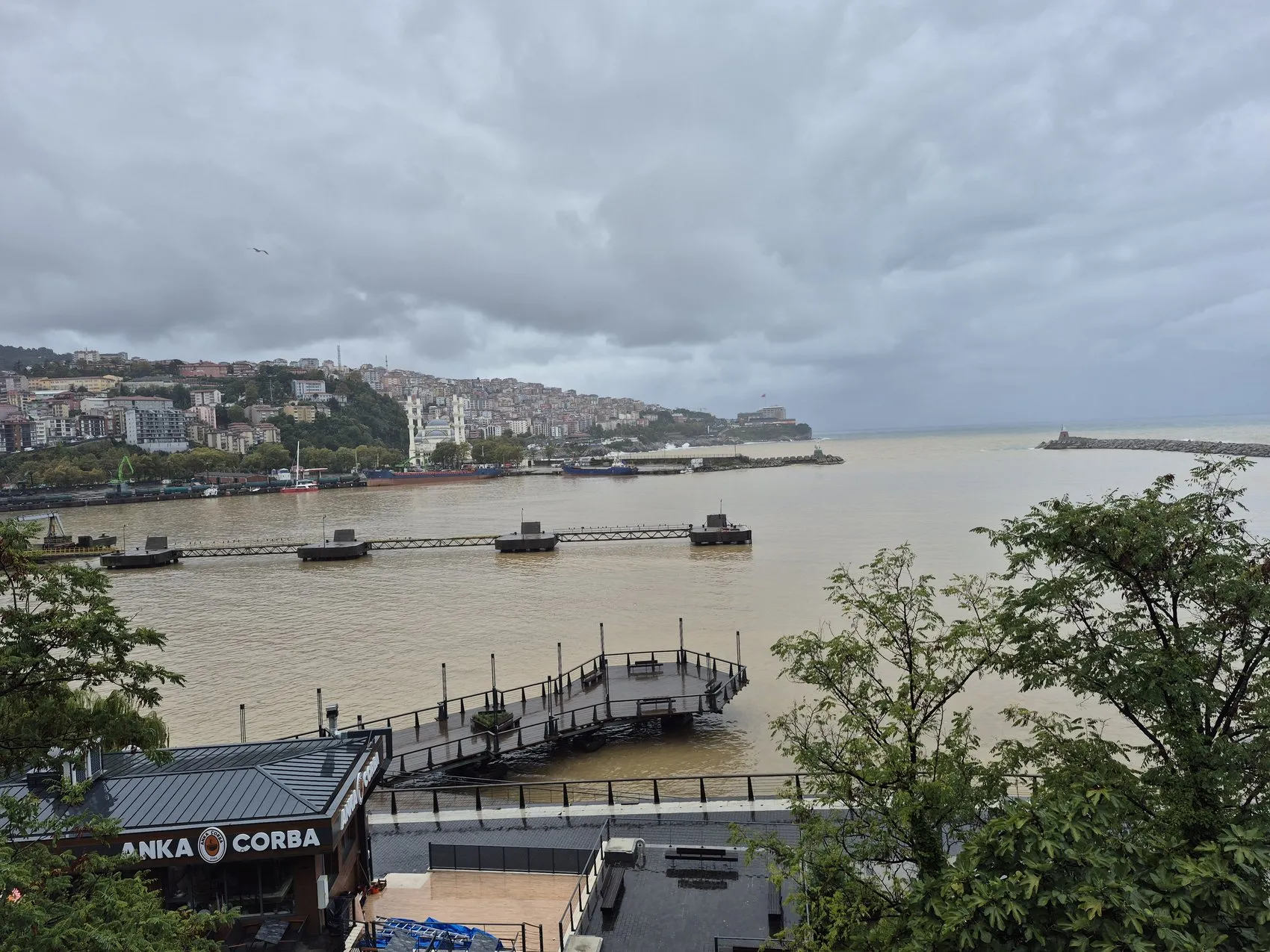 Zonguldak kıyılarında ürküten değişim: Şiddetli yağış denizin rengini değiştirdi