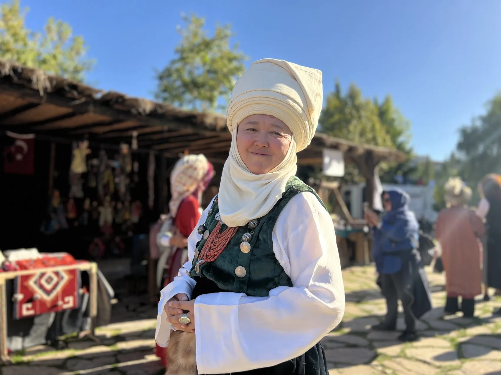 Kırgızistan'ın yaşayan hafızası: Bir kıyafetin içine koca bir ömür sığdırdı