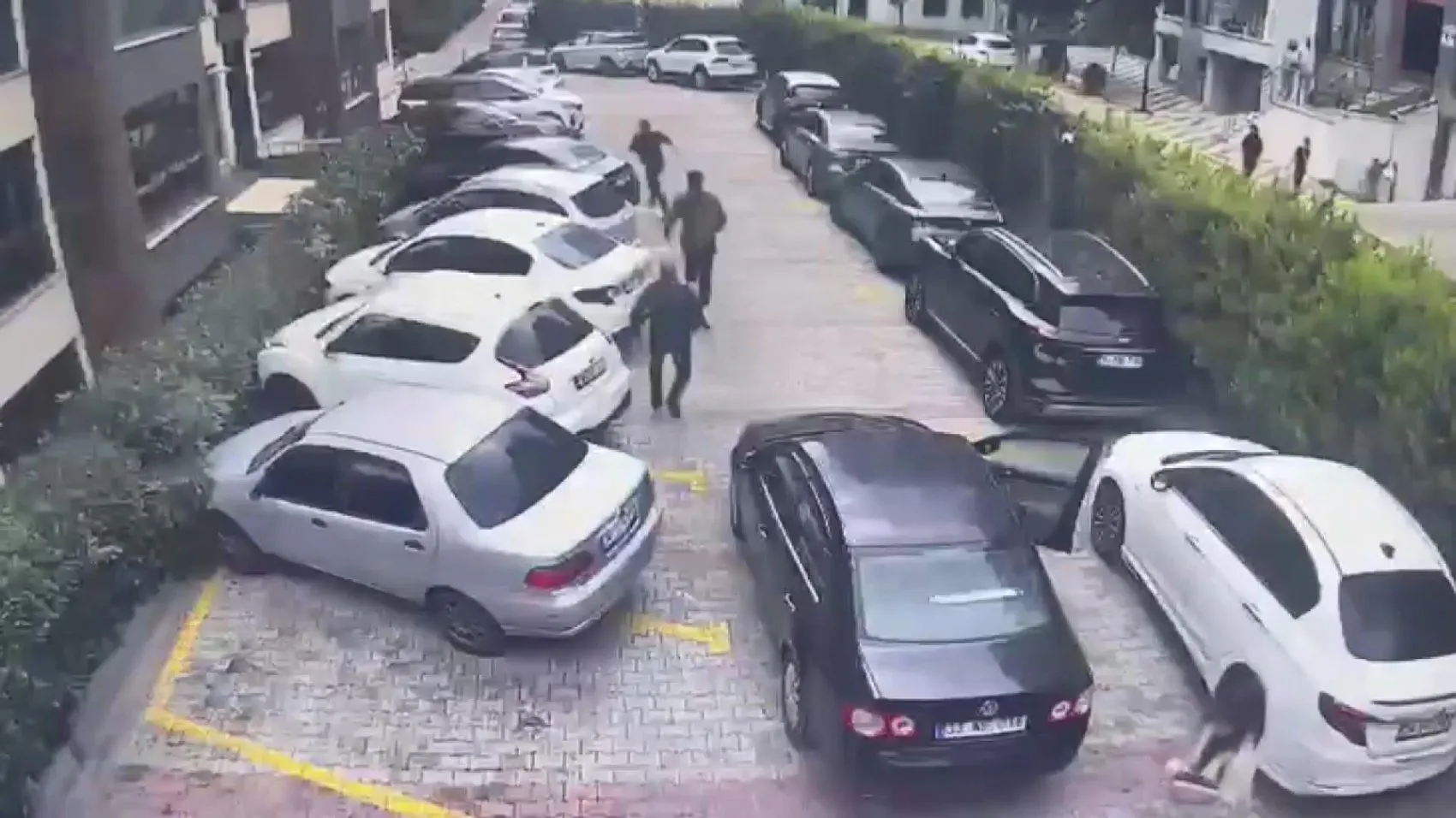 Otoparkta dehşet anları: Silahı elinden alan mahalleli faciayı önledi