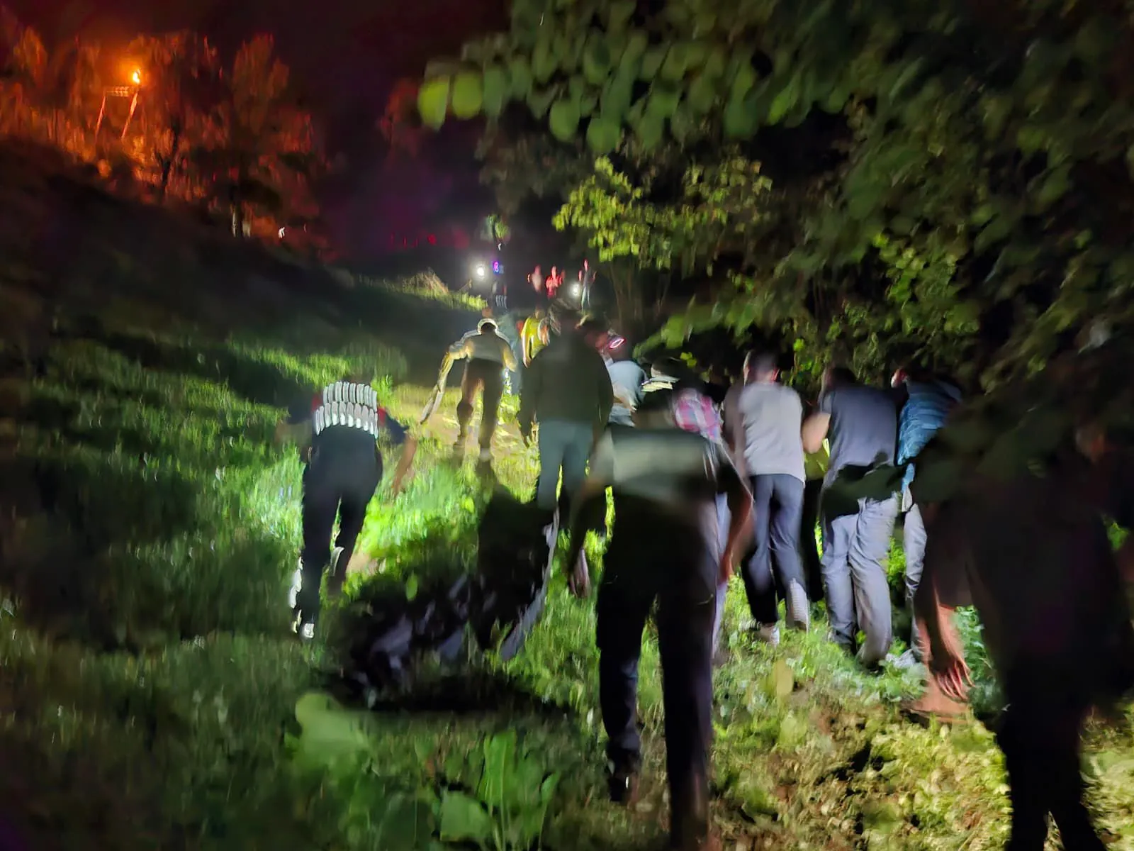 Çayeli'nde yürek yakan kaza: İki kardeş uçuruma yuvarlanan araçta can verdi