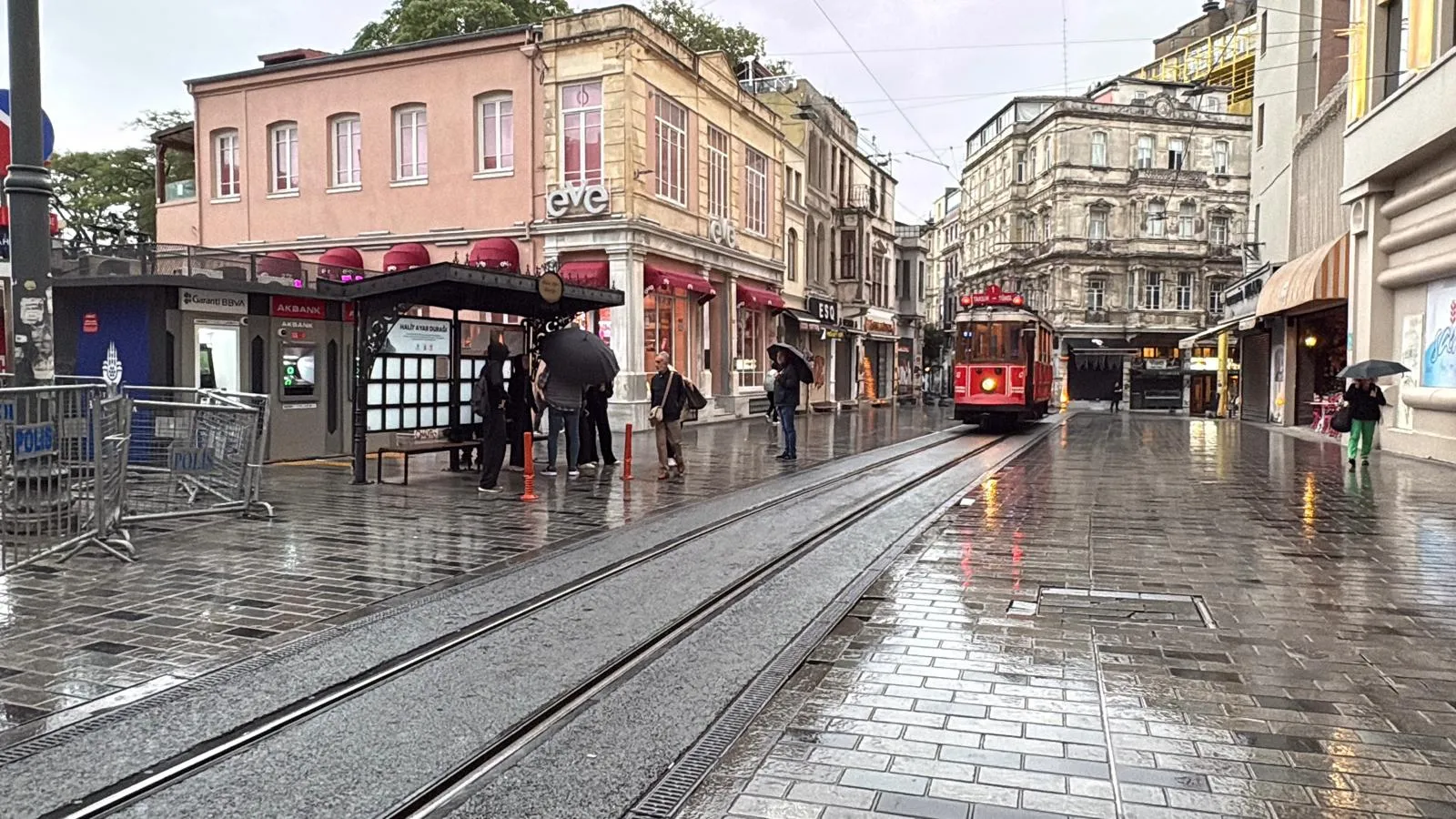 İstanbul'da mevsim geçişi sert yaşandı: Şemsiyeler açıldı, montlar dolaptan çıktı