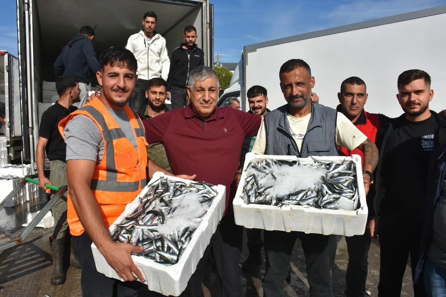 İzmir tezgahlarında yüz güldüren bolluk: Balık fiyatları dibi gördü