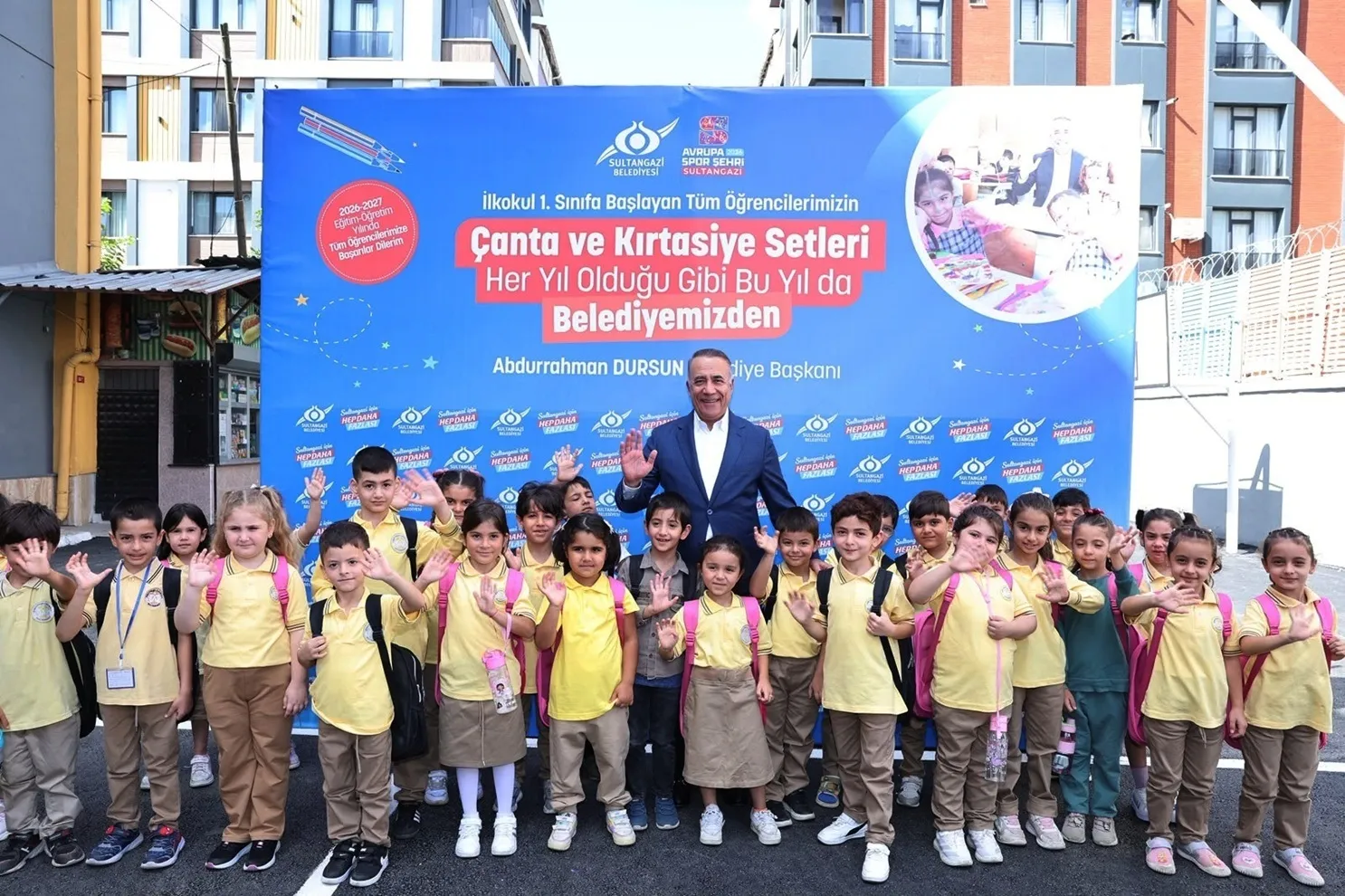 Sultangazi'de okul heyecanı: 12 bin minik öğrencinin masasında belediye sürprizi