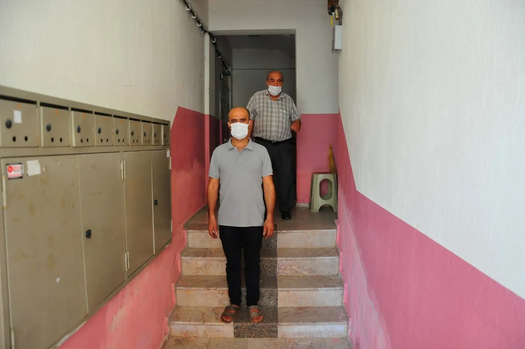 Manisa'da 10 yıllık koku kabusu: Apartman sakinleri maskeyle nefes almaya çalışıyor