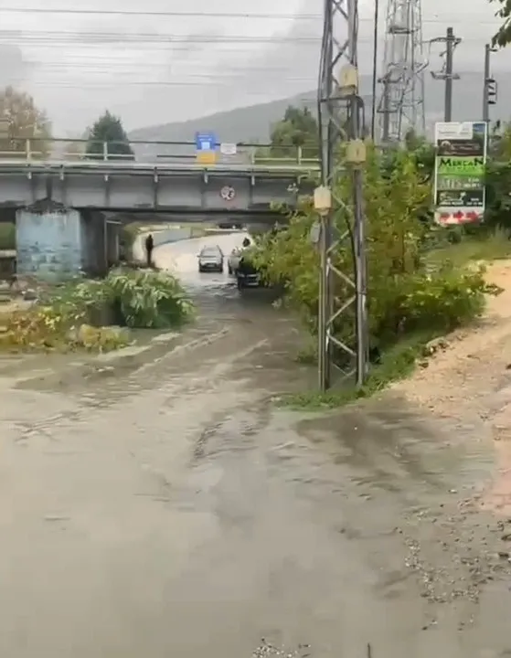 Sakarya'da gökyüzü boşaldı: Dereler taştı, yollar çöktü
