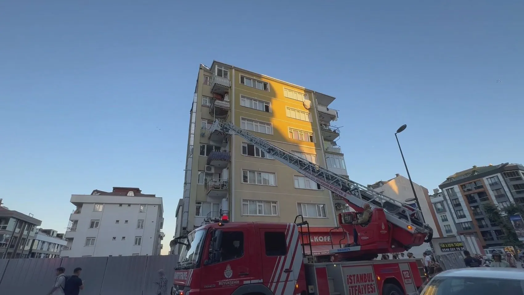 Bahçelievler'de korku dolu anlar: Balkondan kopan beton parçaları yayanın üzerine düştü
