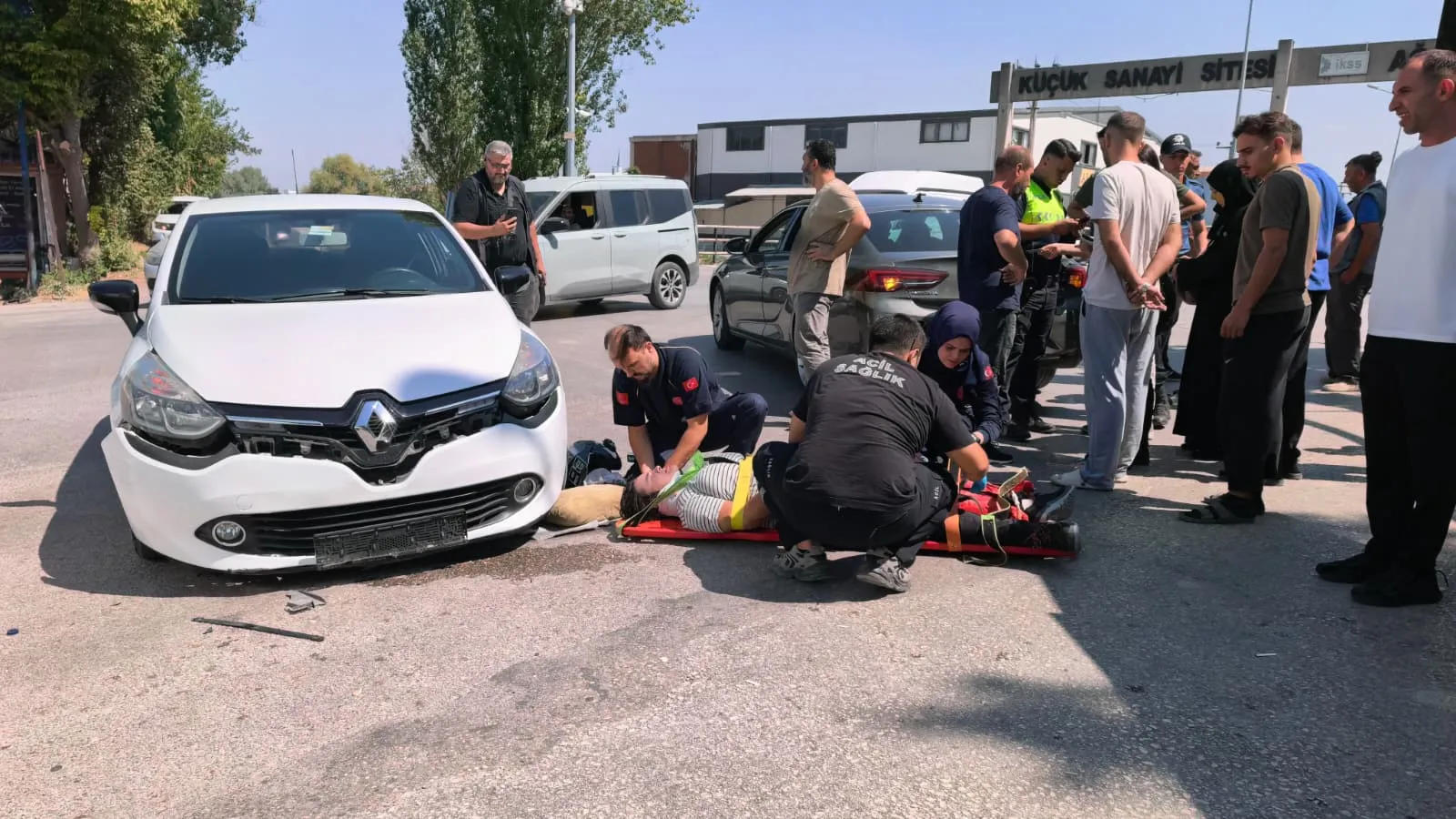 İnegöl'de zincirleme kaza: İki otomobilin arasına sıkışan motosikletli genç kız yaralandı
