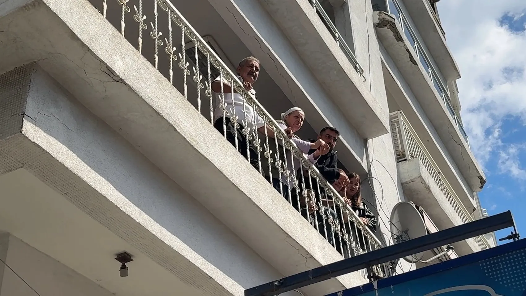 Avcılar'da korku dolu anlar: Elektrik panosundan yükselen dumanlar binayı esir aldı