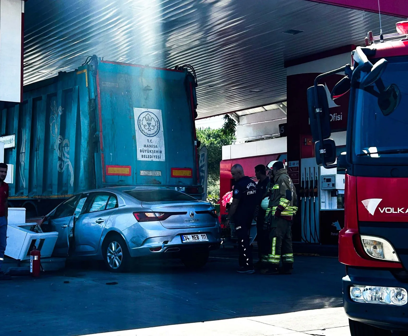 Turgutlu'da akaryakıt istasyonunda dehşet anları: TIR'a çarparak durabildi