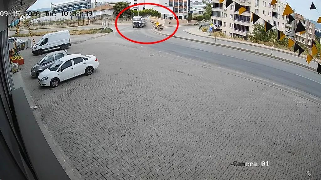 Bursa'da dehşet anları: Refüjü aşan hafriyat kamyonu ortalığı birbirine kattı