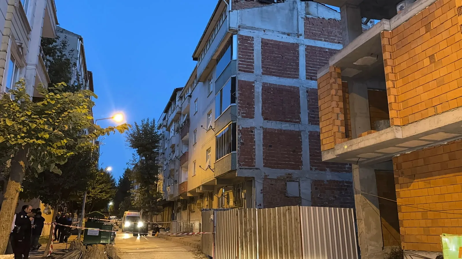 Sultangazi'de korku dolu sabah: Kolonlardan gelen sesler binayı boşalttırdı