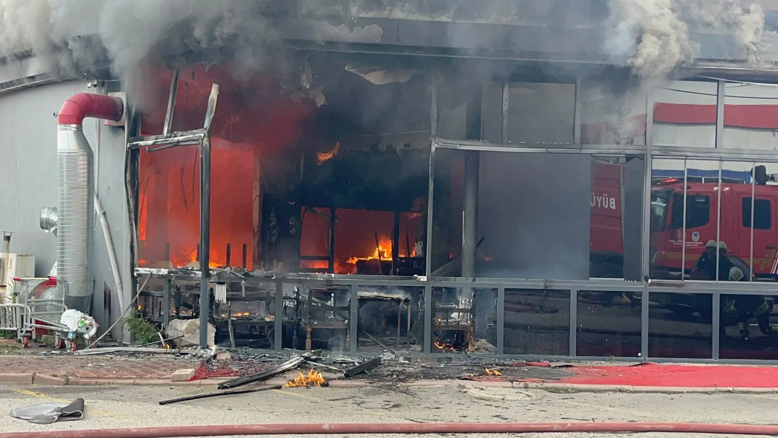 Serdivan'da korkutan manzara: Restoran alevlere teslim oldu