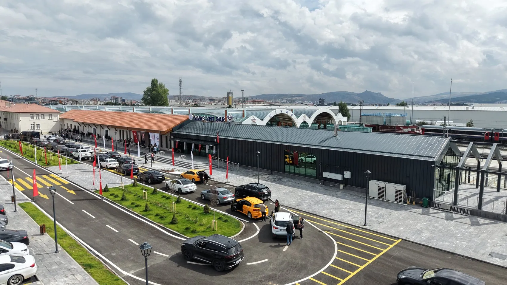 Sivas'ta Tarihi Dokunun Modern Yüzü: Eski Lojistik Ambarı YHT Garı Oldu