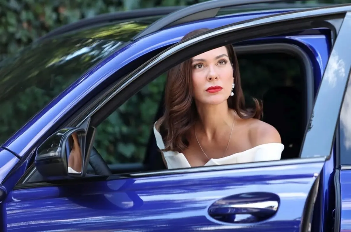 Bergüzar Korel A.B.İ dizisine dahil oldu! Diziye saatler kala paylaştı 2