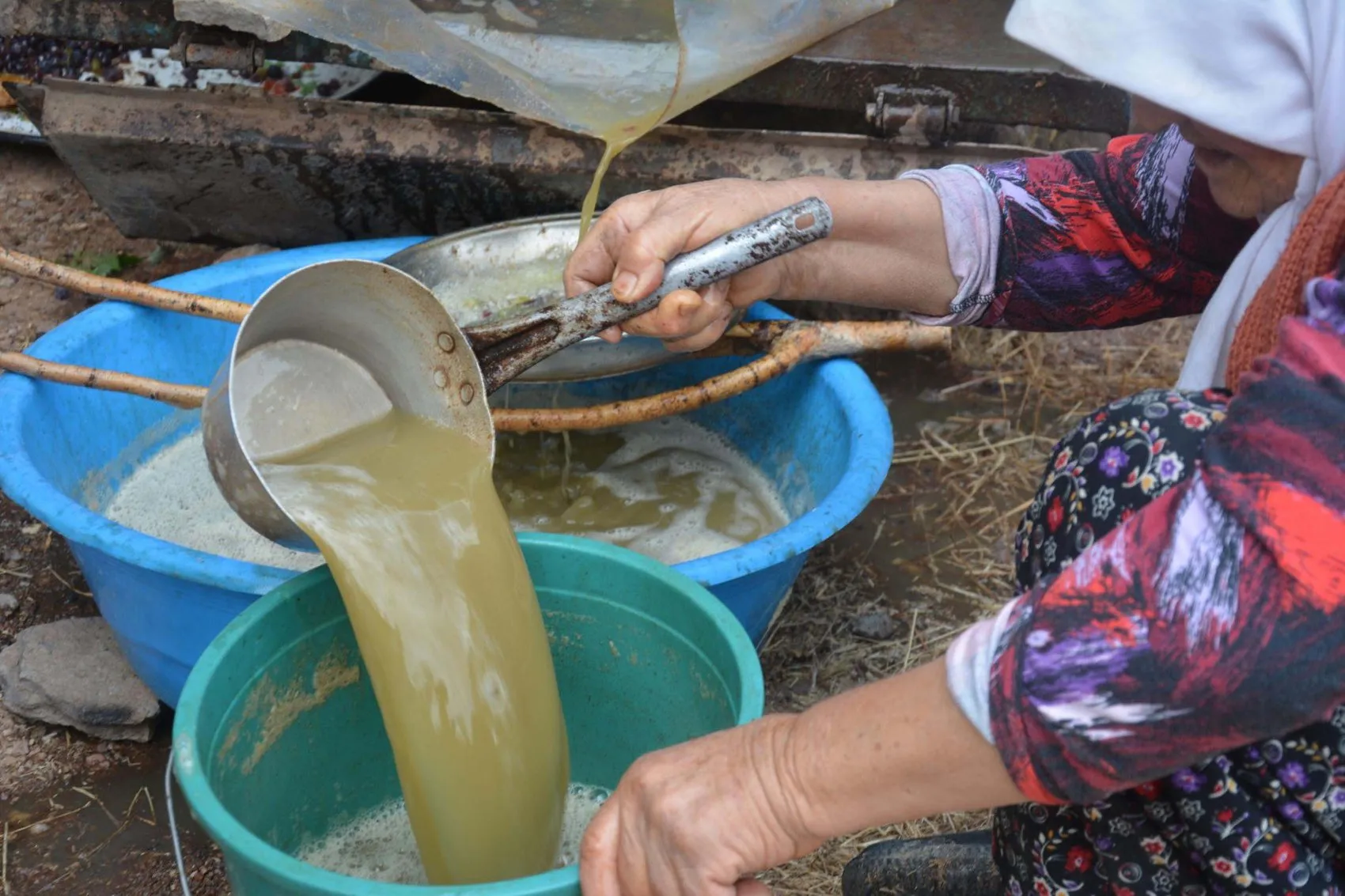 Manisa'da asırlık gelenek: Şekerin olmadığı yılların şifa kaynağı pekmez imeceyle üretiliyor