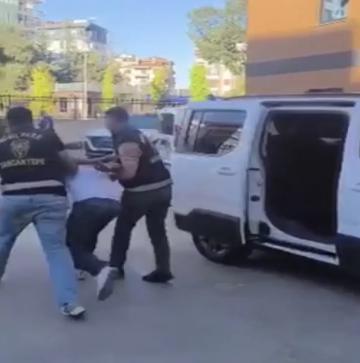 Polis ekiplerini skuterle peşinden koşturdu: 54 suç kaydı olan şüpheli dronla yakalandı