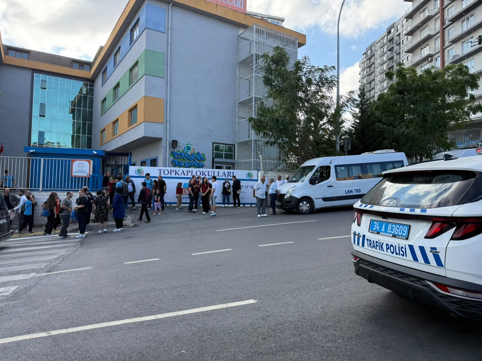 Esenyurt'ta okul zili çaldı, polis gökyüzünden göz hapsine aldı
