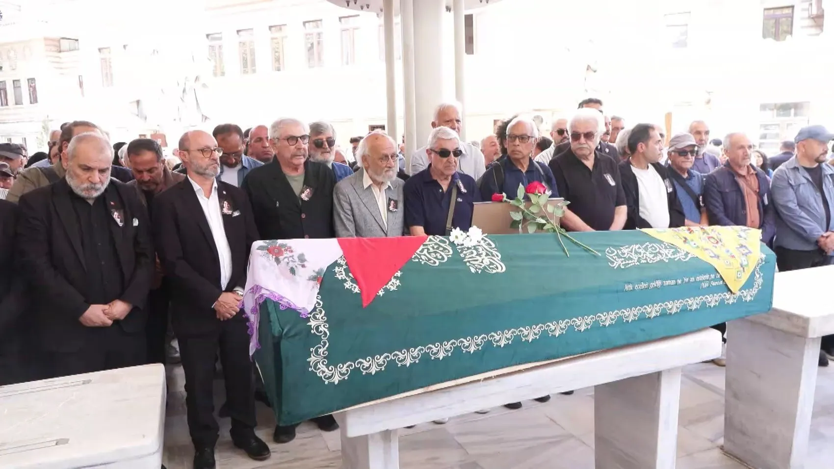Sanat dünyası Arsen Hala'sını uğurladı: Gülsen Tuncer son yolculuğuna mor çiçekli tülbentiyle çıktı