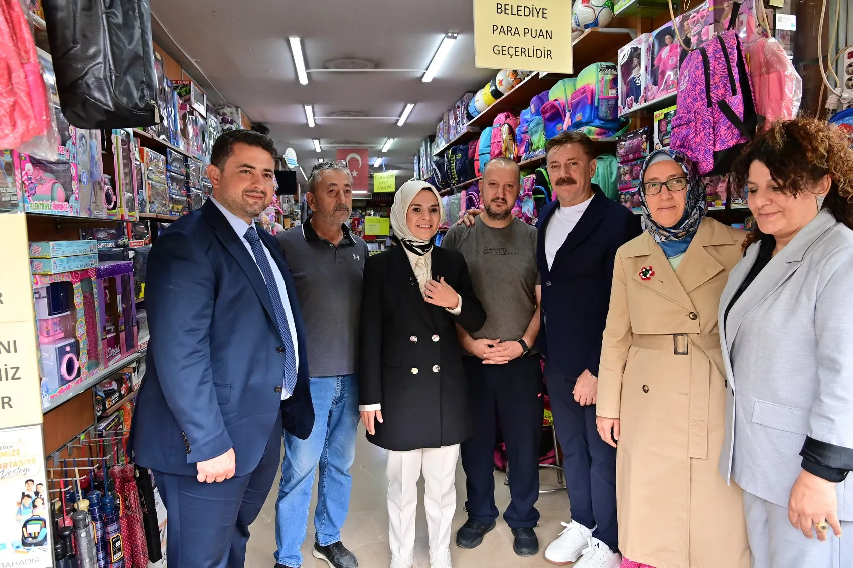 Bakan Göktaş Bahçelievler'de: Genç çiftlerin evine konuk oldu, esnafın kapısını çaldı