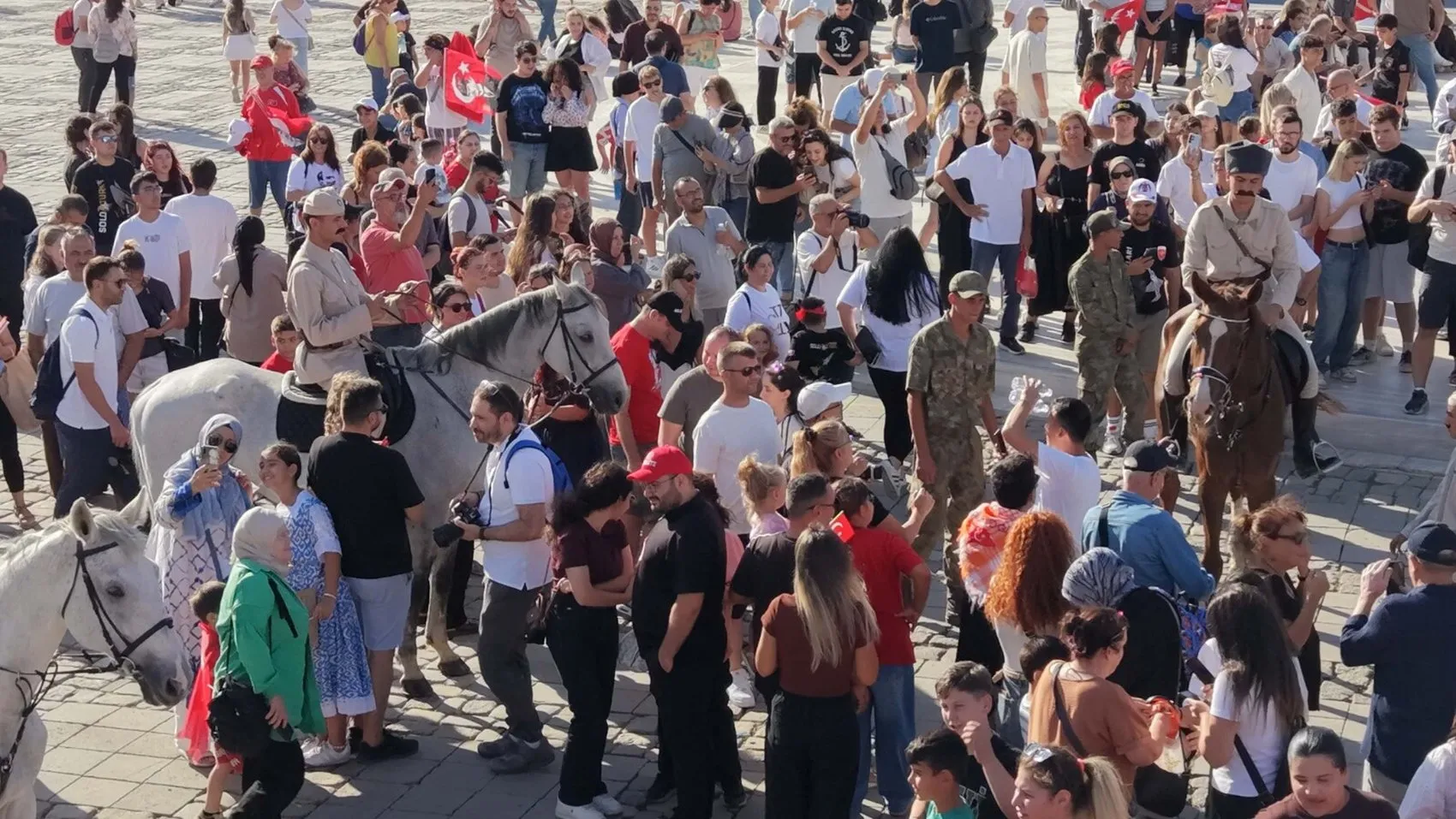 İzmir semalarında nefes kesen kutlama: Kurtuluş coşkusu gökyüzüne taşındı