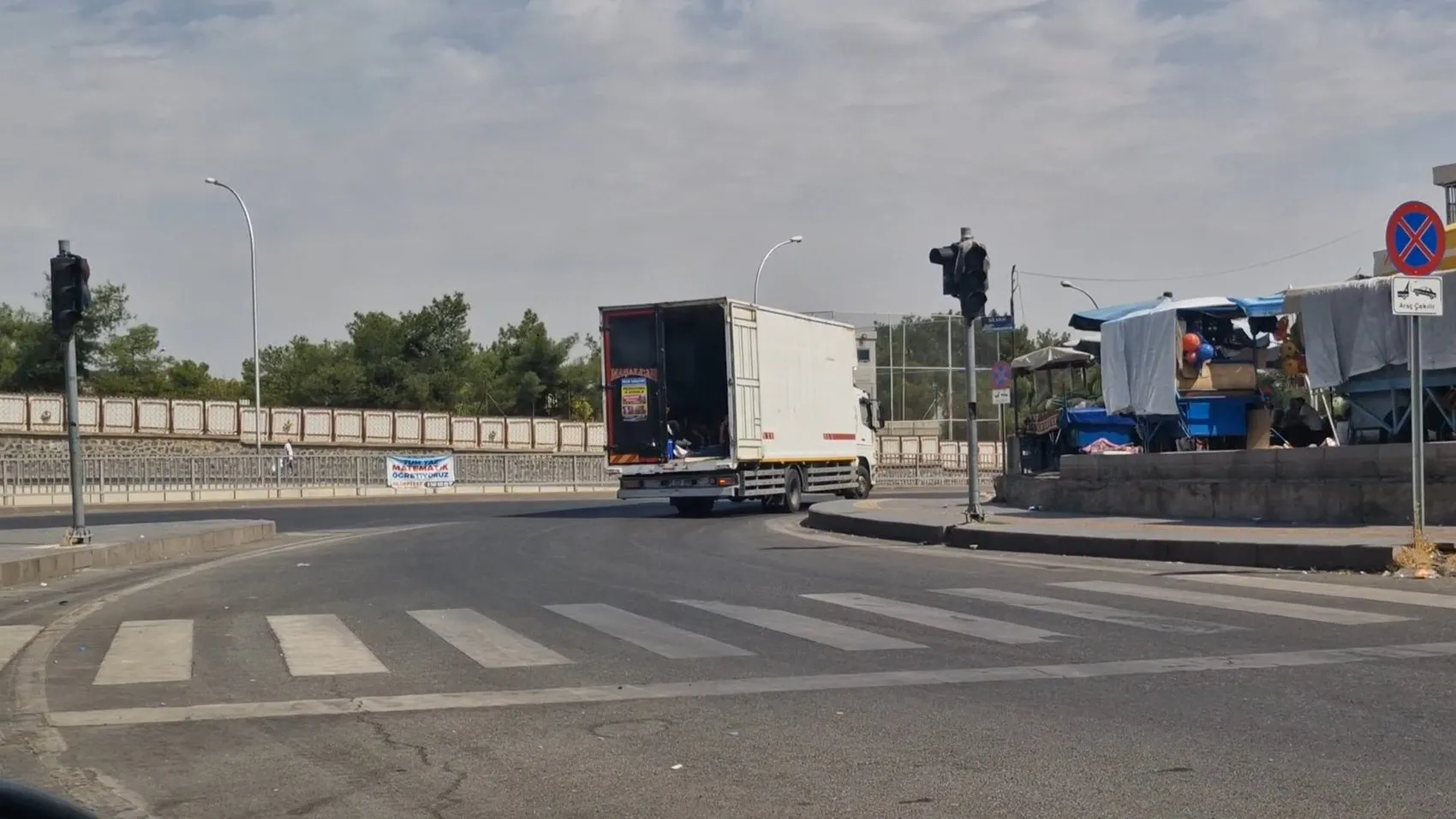 Diyarbakır trafiğinde yürekleri ağza getiren görüntüler: Ölümüne yolculuk kamerada