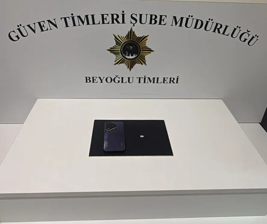 Taksim Meydanı'ndaki o anlar kamerada: Bankta unutulan telefonun bedeli ağır oldu
