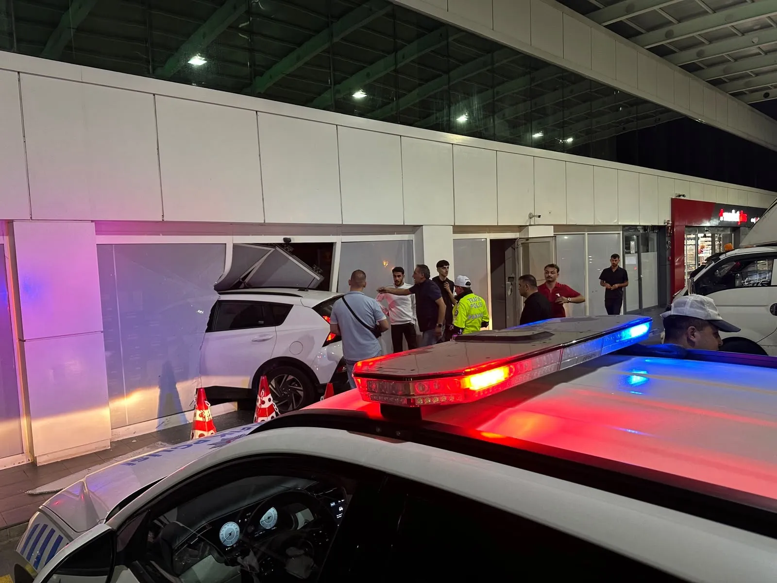 Küçükçekmece'de gece yarısı paniği: Akaryakıt istasyonunda marketin içine daldı
