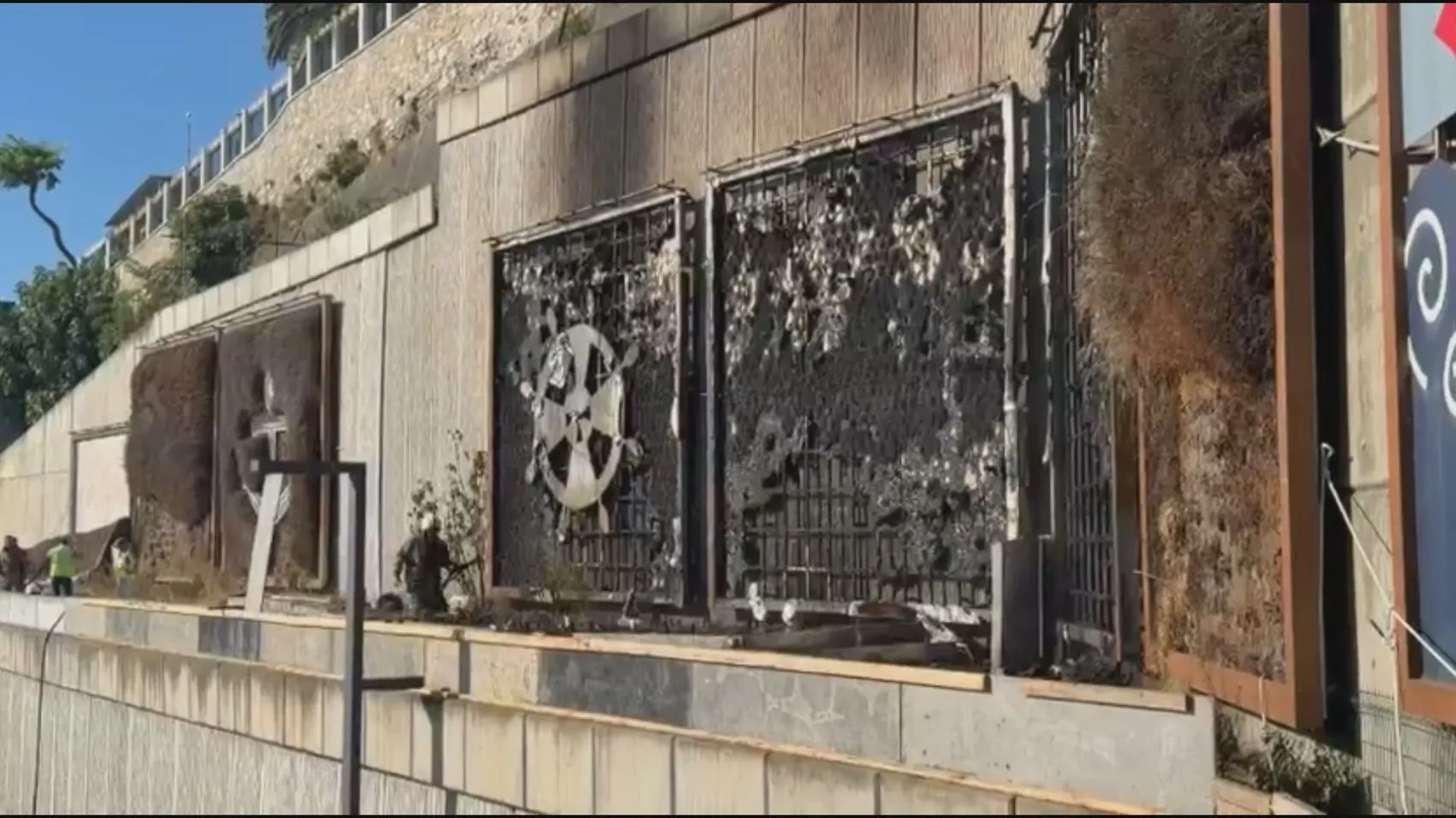 Beyoğlu'nda korkutan yangın: Tünel girişi alevlere teslim oldu