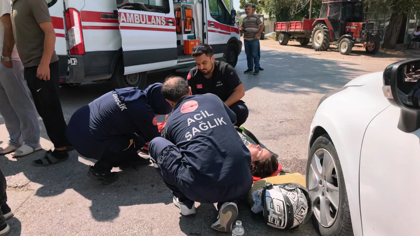 İnegöl'de zincirleme kaza: İki otomobilin arasına sıkışan motosikletli genç kız yaralandı