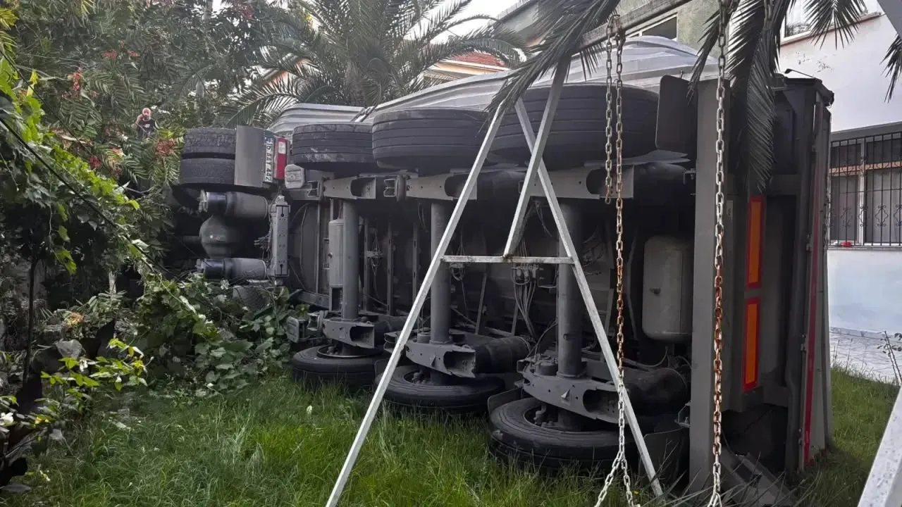 Düzce'de tarım aracı ve TIR çarpıştı: Yollar kan gölüne döndü