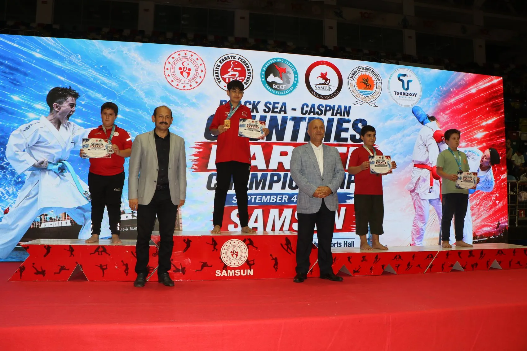 Samsun'da Karate Rüzgarı: Binlerce Sporcu Madalya İçin Tatamiye İndi
