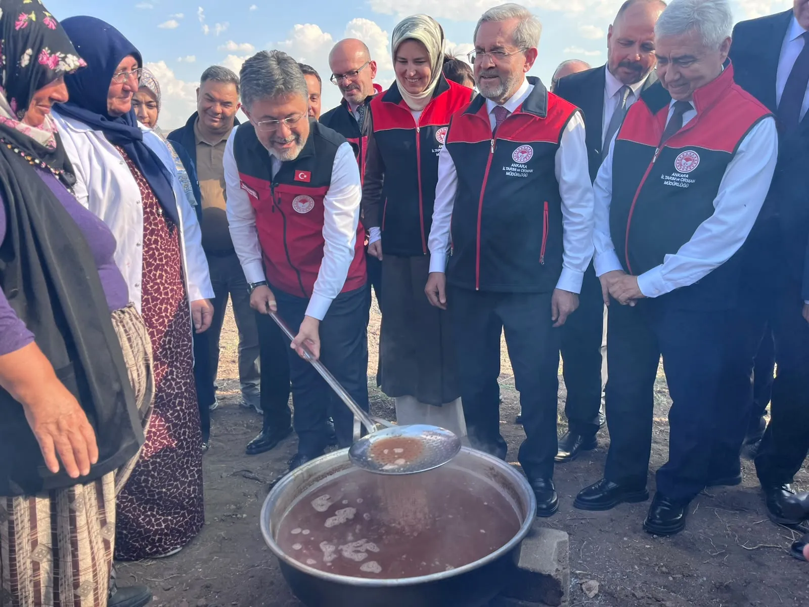 Üzüm bağlarında yüzleri güldüren rekolte: Bakan Yumaklı'dan devasa üretim tahmini
