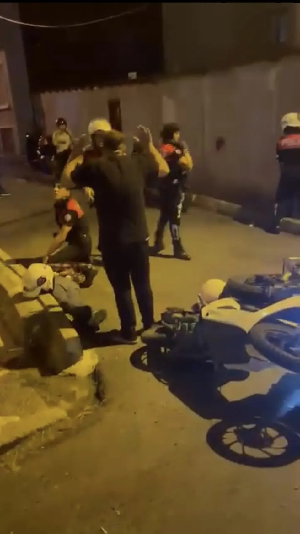 Beyoğlu'nda nefes kesen kovalamaca: Şüphelileri polisin elinden almak istediler